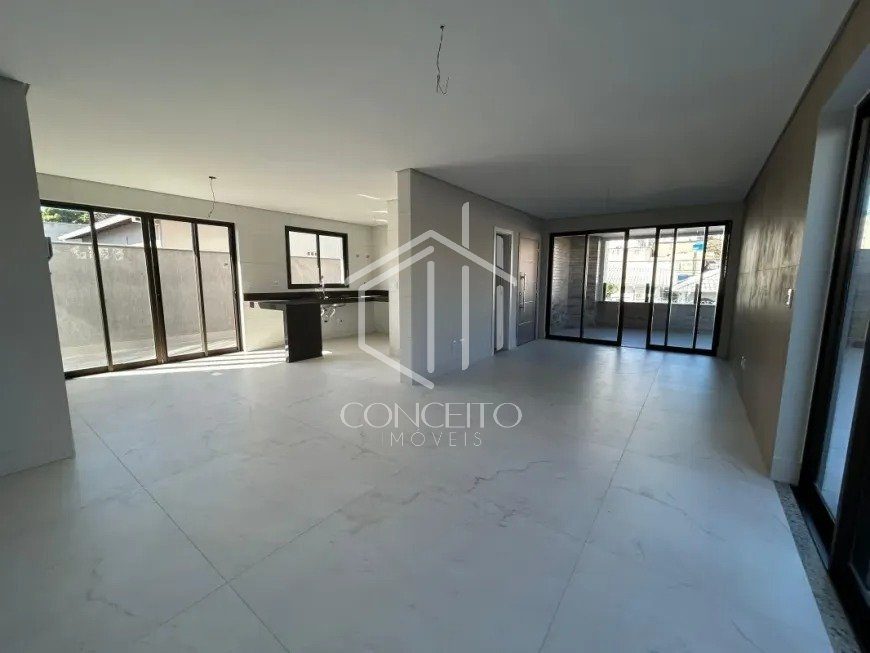 Foto 1 de 18 — Área Privativa · 4 Quartos · 3 Vagas · Jaragua