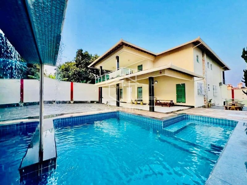 Foto de Casa Moderna · 4 Quartos · 10 Vagas · Garças
