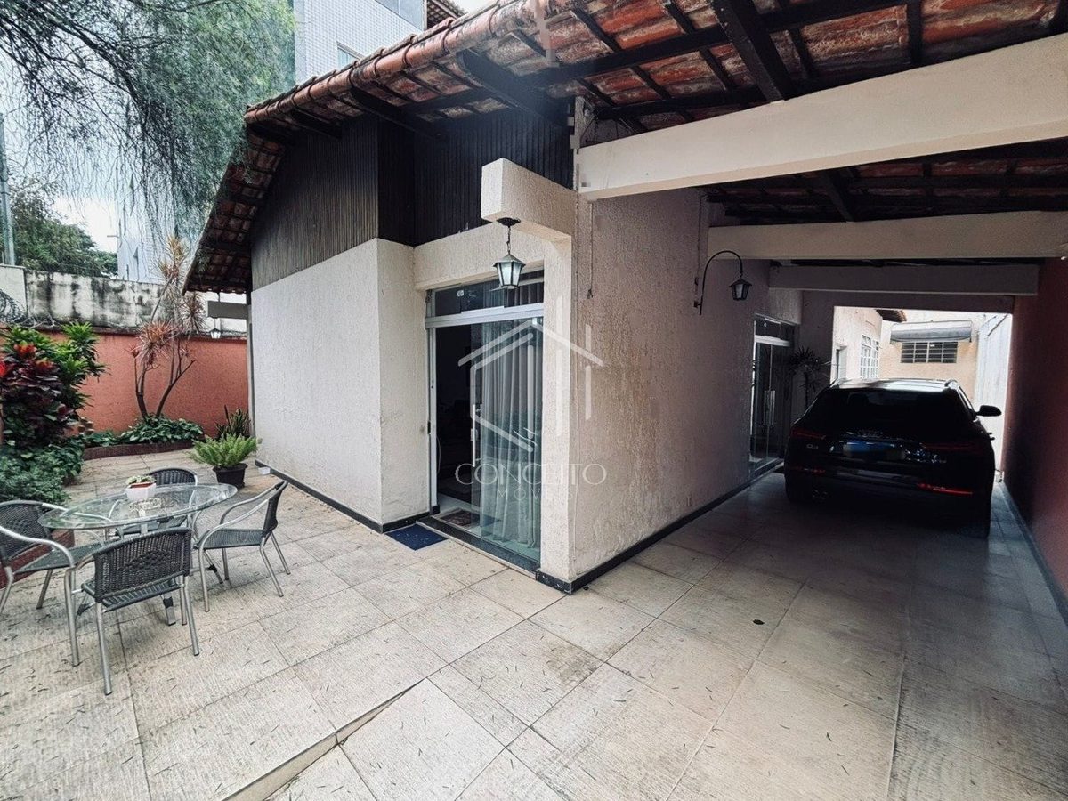 Foto 1 de 13 — Casa 5 quartos · 6 vagas · Bairro Liberdade