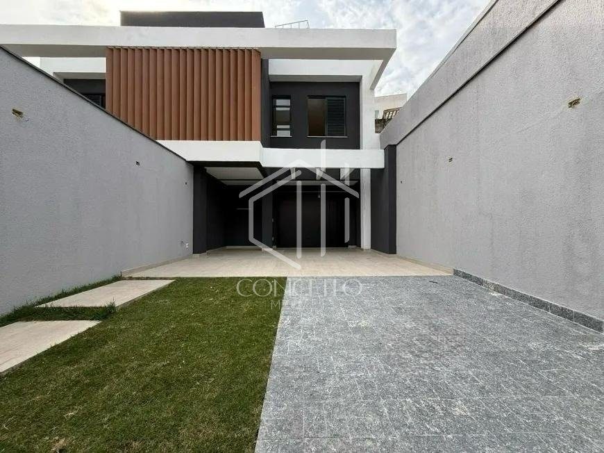 Foto 1 de 13 — Casa Duplex · 3 Quartos · 4 Vagas · Ouro Preto