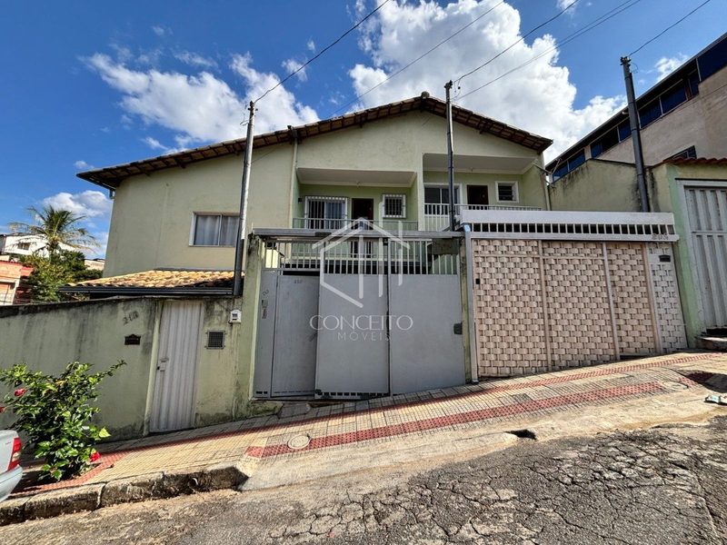 Foto de Casa Geminada à Venda · Entrada Individual